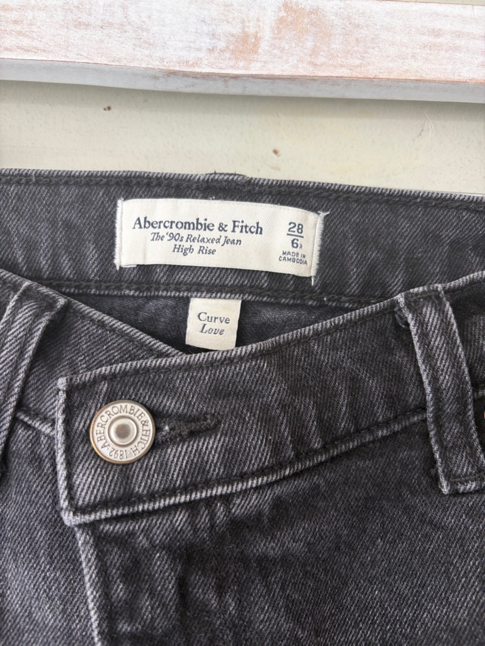 Abercrombie & Fitch Curve Love 90s Relaxed Jeans | Size 28 | High Rise - Picture 4 of 7